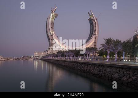 Lusail Corniche à la marina de Lusail City, Qatar photo au coucher du soleil montrant les gens marchant sur la promenade avec la ligne d'horizon en arrière-plan Banque D'Images