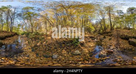 Vue panoramique à 360° de Panorama hdri 360 sans couture près du cours d'eau de montagne en ravin couvert d'arbres en forêt d'automne projection sphérique équirectangulaire. Prêt VR AR virtuel