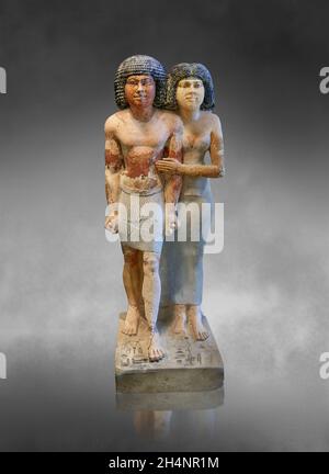 Statue égyptienne de l'inspecteur des scribes Raherka et sa femme Merseankh, vers 2350 av. J.-C., 4-5e dynastie, calcaire .Musée du Louvre E15592. Banque D'Images