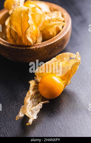 Physalis peruviana.Cape Gooseberry ou cerises moulées fruits sur table noire. Banque D'Images