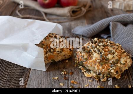 Pain traditionnel allemand de graines de citrouille ou rouleau avec du fromage frais d'une boulangerie en allemagne Banque D'Images