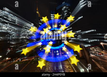 02 novembre 2021, Hessen, Francfort-sur-le-main: La sculpture européenne de l'artiste Ottmar Hörl brille dans la soirée devant les tours de banque (tourné avec une longue exposition et un effet de zoom).Le symbole de 14 mètres de haut pour une europe unie et une monnaie commune se trouve sur Willy-Brandt-Platz depuis 2001.Photo: Arne Dedert/dpa Banque D'Images