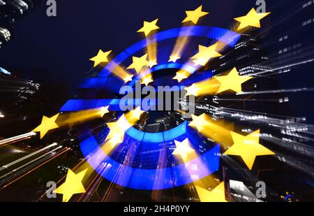 02 novembre 2021, Hessen, Francfort-sur-le-main: La sculpture européenne de l'artiste Ottmar Hörl brille dans la soirée devant les tours de banque (tourné avec une longue exposition et un effet de zoom).Le symbole de 14 mètres de haut pour une europe unie et une monnaie commune se trouve sur Willy-Brandt-Platz depuis 2001.Photo: Arne Dedert/dpa Banque D'Images