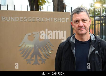 Karlsruhe, Allemagne.04e novembre 2021.Chris Förster, directeur général du FC Carl Zeiss Jena, a enregistré devant la Cour fédérale de Justice (BGH) avant le début du verdict sur la responsabilité des clubs de football pour le comportement de leurs fans.Selon la décision, l'Association allemande de football (DFB) pourrait continuer à affiner les clubs pour le comportement de leurs supporters et spectateurs.La pratique ne violerait pas les principes élémentaires du système juridique.Credit: Uli Deck/dpa/Alay Live News Banque D'Images