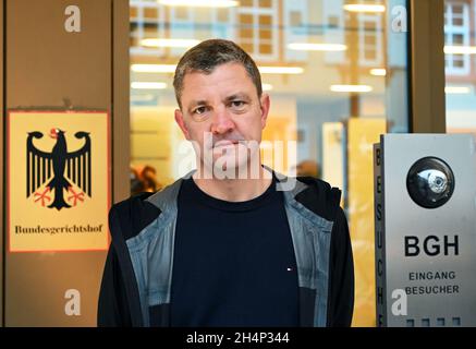 Karlsruhe, Allemagne.04e novembre 2021.Chris Förster, directeur général du FC Carl Zeiss Jena, a enregistré devant la Cour fédérale de Justice (BGH) avant le début du verdict sur la responsabilité des clubs de football pour le comportement de leurs fans.Selon la décision, l'Association allemande de football (DFB) pourrait continuer à affiner les clubs pour le comportement de leurs supporters et spectateurs.La pratique ne violerait pas les principes élémentaires du système juridique.Credit: Uli Deck/dpa/Alay Live News Banque D'Images