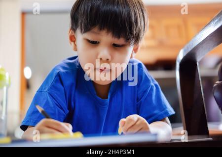 enfants de la maternelle colorant leurs devoirs à l'enseignant. Banque D'Images