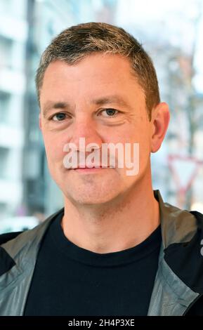 Karlsruhe, Allemagne.04e novembre 2021.Chris Förster, directeur général du FC Carl Zeiss Jena, a enregistré devant la Cour fédérale de Justice (BGH) avant le début du verdict sur la responsabilité des clubs de football pour le comportement de leurs fans.Selon la décision, l'Association allemande de football (DFB) pourrait continuer à affiner les clubs pour le comportement de leurs supporters et spectateurs.La pratique ne violerait pas les principes élémentaires du système juridique.Credit: Uli Deck/dpa/Alay Live News Banque D'Images