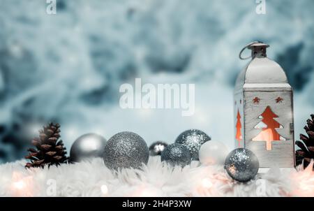 Fond de Noël avec lanterne et boules de noël dans la neige, décoration, l'heure de noël est comming, carte de voeux, bannière, affiche Banque D'Images