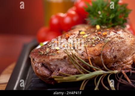 Délicieux steak de bœuf aux épinards et aux pommes de terre Banque D'Images