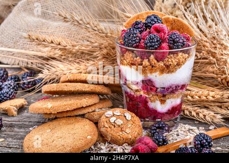 un repas sain avec des framboises fraîches, des mûres, de la crème et des biscuits de seigle Banque D'Images