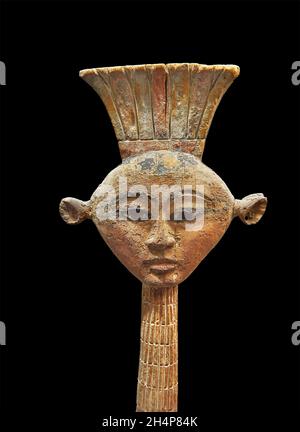 Bois égyptien Sculpture de la déesse Anouket .Musée du Louvre N3534.Anouket (déesse à la vache, tête de, oreilles percées, couronne d'Anouket).Isolant Banque D'Images