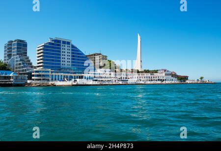 Sébastopol, Crimée, Russie - 11 juin 2021 : complexe résidentiel du Cap Khrustalny et obélisque à la ville héro de Sébastopol pendant la journée ensoleillée.Sépas Banque D'Images