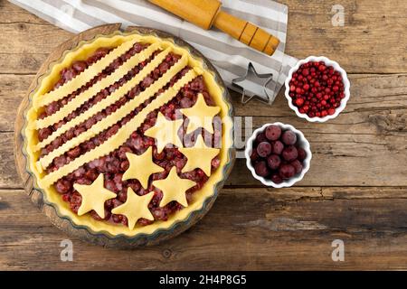 Étape 3.Avant la cuisson.Tarte aux cerises maison.Produit fait maison à base de pâte aux étoiles.Nourriture pour le 4 juillet USA Independence Day.Pie américain.Pâtisseries sucrées.Tarte ronde aux baies. Banque D'Images