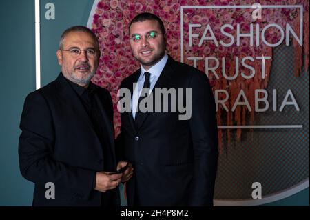 Elie Saab, designer de mode libanais, et son fils Elie Saab Jr, arrivent à la cérémonie de remise des prix Fashion Trust Arabia au Musée national du Qatar à Doha, au Qatar, le 3 novembre 2021.Photo de Balkis Press/ABACAPRESS.COM Banque D'Images