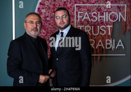 Elie Saab, designer de mode libanais, et son fils Elie Saab Jr, arrivent à la cérémonie de remise des prix Fashion Trust Arabia au Musée national du Qatar à Doha, au Qatar, le 3 novembre 2021.Photo de Balkis Press/ABACAPRESS.COM Banque D'Images