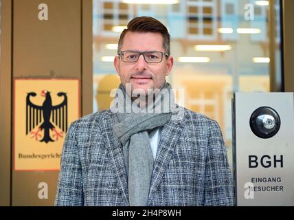 Karlsruhe, Allemagne.04e novembre 2021.Le promoteur du voyage Oliver Forster de COFO Entertainment est devant la Cour fédérale de justice (BGH).Le Premier Sénat civil entend une action en justice intentée par la chanteuse Tina Turner contre l'organisateur du spectacle « Imply the Best - The Tina Turner Story ».L'affiche du spectacle présente une vue similaire.Turner croit que l'impression est créée qu'elle est elle-même sur les affiches sans son consentement.Credit: Uli Deck/dpa/Alay Live News Banque D'Images