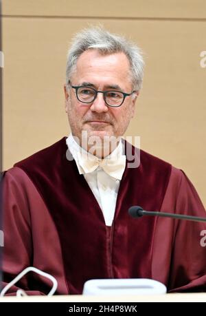 Karlsruhe, Allemagne.04e novembre 2021.Thomas Koch, Président du Premier Sénat civil de la Cour fédérale de Justice (BGH), ouvre l'audition d'une poursuite intentée par la chanteuse Tina Turner contre l'organisateur de tournée du spectacle 'Imply the Best - The Tina Turner Story'.L'affiche du spectacle présente une vue similaire.Turner dit que cela donne l'impression qu'elle est elle-même sur les affiches sans son consentement.Credit: Uli Deck/dpa/Alay Live News Banque D'Images