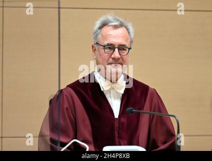 Karlsruhe, Allemagne.04e novembre 2021.Thomas Koch, Président du Premier Sénat civil de la Cour fédérale de Justice (BGH), ouvre l'audition d'une poursuite intentée par la chanteuse Tina Turner contre l'organisateur de tournée du spectacle 'Imply the Best - The Tina Turner Story'.L'affiche du spectacle présente une vue similaire.Turner dit que cela donne l'impression qu'elle est elle-même sur les affiches sans son consentement.Credit: Uli Deck/dpa/Alay Live News Banque D'Images