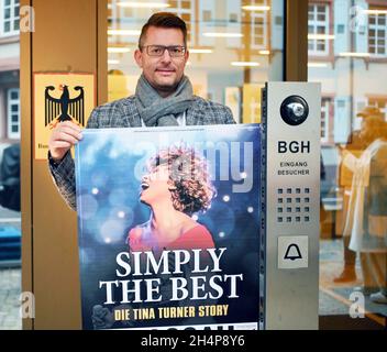 Karlsruhe, Allemagne.04e novembre 2021.Oliver Forster, promoteur de la tournée, de COFO Entertainment, fait face à la Cour suprême fédérale (BGH) avec une affiche controversée du spectacle « Imply the Best - The Tina Turner Story », sur lequel est représenté le coco Fletcher lookas.Le BGH entend un procès intenté par la chanteuse Tina Turner contre le promoteur du voyage.Elle prétend que l'impression est créée qu'elle est elle-même sur les affiches sans son consentement.Credit: Uli Deck/dpa/Alay Live News Banque D'Images