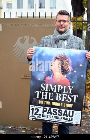 Karlsruhe, Allemagne.04e novembre 2021.Oliver Forster, promoteur de la tournée, de COFO Entertainment, fait face à la Cour suprême fédérale (BGH) avec une affiche controversée du spectacle « Imply the Best - The Tina Turner Story », sur lequel est représenté le coco Fletcher lookas.Le BGH entend un procès intenté par la chanteuse Tina Turner contre le promoteur du voyage.Elle prétend que l'impression est créée qu'elle est elle-même sur les affiches sans son consentement.Credit: Uli Deck/dpa/Alay Live News Banque D'Images