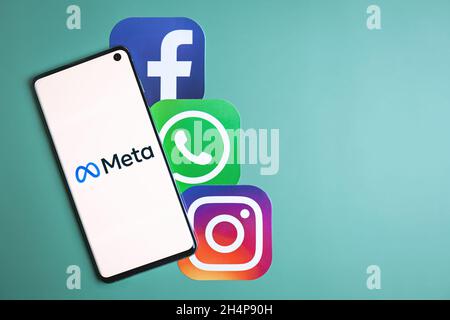 LOGO META sur l'écran du smartphone à côté des icônes Facebook, Whatsapp et Instagram.Facebook change le nom de la société en Meta et se concentre sur Metaverse dans sa nouvelle marque.Swansea, Royaume-Uni - 2 novembre 2021. Banque D'Images