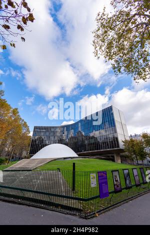 Vue extérieure du siège du Parti communiste français (PCF), construit en 1971 par l'architecte brésilien Oskar Niemeyer Banque D'Images