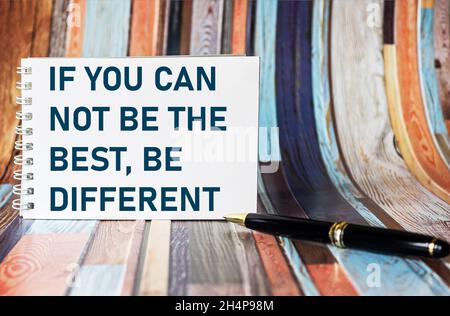 si vous ne pouvez pas être le meilleur, être différent - l'écriture inspirante sur un bloc-notes avec un stylo, le concept de succès et le développement personnel Banque D'Images