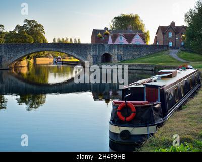 Abingdon prétend être la plus ancienne ville d'Angleterre.C'est son célèbre pont de pierre médiéval, un beau matin d'automne, vu du célèbre local Banque D'Images