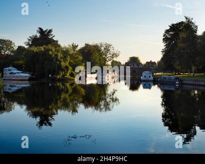 Abingdon prétend être la plus ancienne ville d'Angleterre.C'est son célèbre pont de pierre médiéval, un beau matin d'automne, vu du célèbre local Banque D'Images