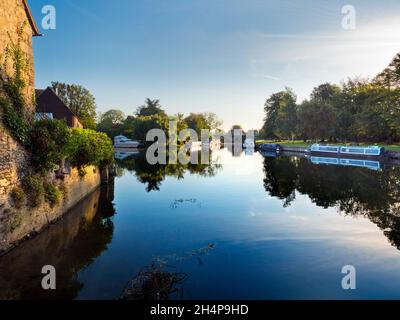 Abingdon prétend être la plus ancienne ville d'Angleterre.C'est son célèbre pont de pierre médiéval, un beau matin d'automne, vu du célèbre local Banque D'Images