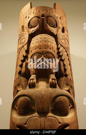 Ce magnifique totem en bois sculpté, exposé au British Museum, provient de la province canadienne de la Colombie-Britannique, dans le Pacifique NOR Banque D'Images