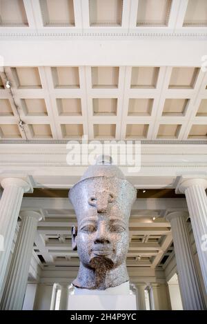 La colossale statue en granit rouge d'Amenhotep III dans le British Museum est une tête en granit de l'ancien Pharaon égyptien de la 18e dynastie.Également appelé A. Banque D'Images