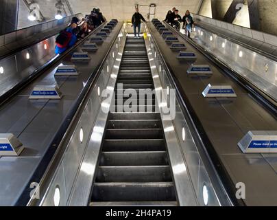 Les escaliers mécaniques en haut et en bas dans la brillante. Rénové station de métro Westminster à Londres, Angleterre.Établi en 1863 comme le Metropolitan Railway, le L. Banque D'Images