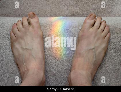 Regardez cette étrange émission de lumière ; c'est en fait le soleil du matin se réfractant à travers le verre ondulé de ma porte avant sur notre escalier de moquette, créant Banque D'Images