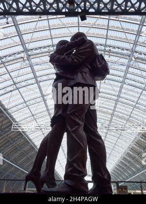 St Pancras, Londres, est l'une des gares ferroviaires les plus fréquentées du Royaume-Uni.Il est orné d'une superbe architecture en fer et en verre de l'époque victorienne, ainsi que de Banque D'Images