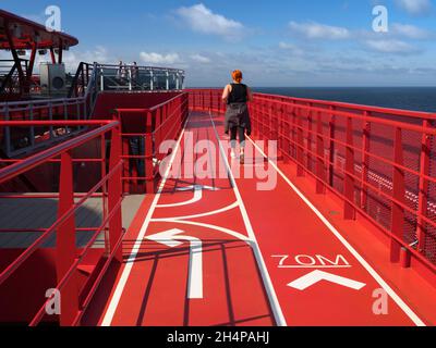 Superstructure et piste de course d'un paquebot en mer.L'une des bizarreries de la pandémie en cours est celle des navires de mer remplis de passagers, prêts à g Banque D'Images