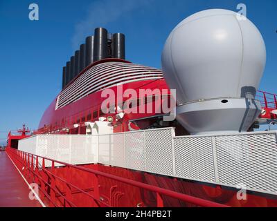 Superstructure et piste de course d'un paquebot en mer.L'une des bizarreries de la pandémie en cours est celle des navires de mer remplis de passagers, prêts à g Banque D'Images