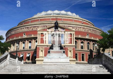 Construit en hommage au Prince Albert, bien-aimé de la reine Victoria, le Royal Albert Hall est une grande salle de concert circulaire à South Kensington, Londres.Activé Banque D'Images