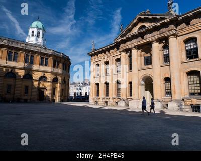 Deux célèbres bâtiments classiques au coeur d'Oxford - le Sheldonian Theatre, la bibliothèque Bodleian (à gauche) et Clarendon Building (à droite) - peuvent tous être soi-même Banque D'Images