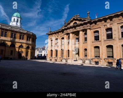 Deux célèbres bâtiments classiques au coeur d'Oxford - le Sheldonian Theatre, la bibliothèque Bodleian (à gauche) et Clarendon Building (à droite) - peuvent tous être soi-même Banque D'Images