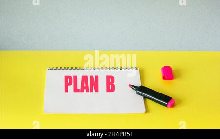 Plan B note avec stylo sur fond jaune Banque D'Images