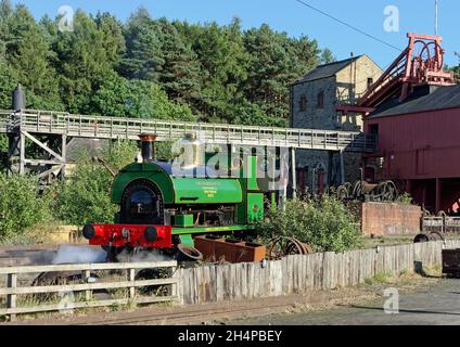 Chemin de fer de la collierie du musée Beamish avec des scènes de travail typiques recréées pour un événement charter - Peckett loco avec des wagons de chaldron. Banque D'Images