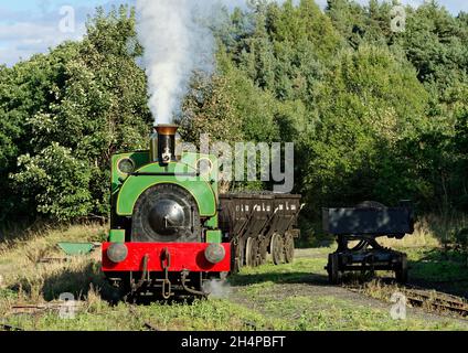 Chemin de fer de la collierie du musée Beamish avec des scènes de travail typiques recréées pour un événement charter - Peckett loco avec des wagons de chaldron. Banque D'Images