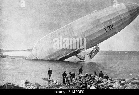 Épave du zeppelin allemand L-20 flottant à Hafsfjord, 1916, Norvège Banque D'Images