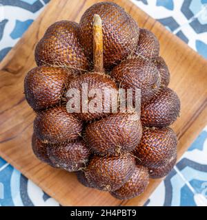 Bouquet de salak Bali ou de fruits Snake sur un plateau en bois Bali, Indonésie.Image carrée. Banque D'Images