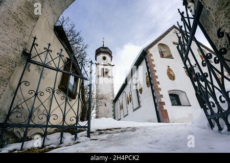 Porte d'arche à la petite église autrichienne avec dôme d'oignon en paysage d'hiver, Mieming, Tirol, Autriche Banque D'Images