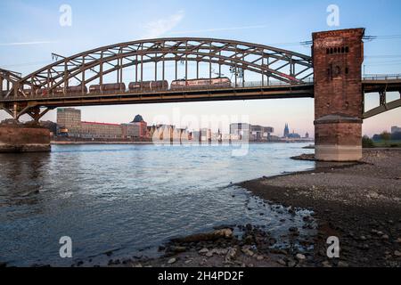 Vue de dessous le Suedbruecke au port de Rheinau avec les Crane Houses et à la cathédrale, Cologne, Allemagne. Betrieb einer Suedbruec Banque D'Images