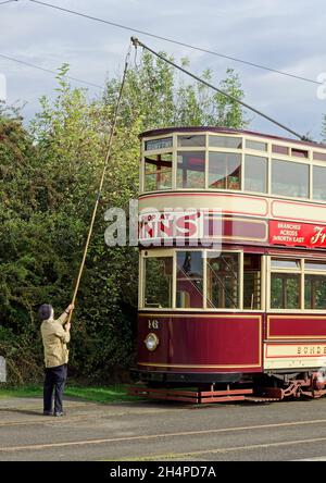 Ancien tramway Sunderland sur la partie rurale du tramway au musée Beamish, comté de Durham - le collecteur de courant de pôle étant réinitialisé sur le fil. Banque D'Images