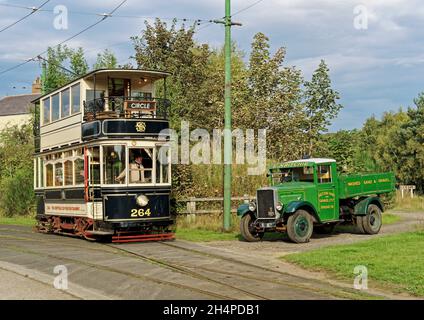 Tramway Sheffilé et camion d'époque dans une scène de rue de 1930 caméo au musée Beamish dans le comté de Durham. Banque D'Images