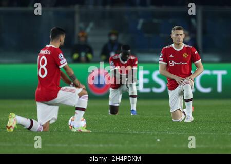 Bergame, Italie.02 novembre 2021.Scott McTominay (Manchester United) et Bruno Fernandes (Manchester United) se mettent à genoux pendant Atalanta BC vs Manchester United, match de football de la Ligue des champions de l'UEFA à Bergame, Italie, novembre 02 2021 crédit: Independent photo Agency/Alay Live News Banque D'Images